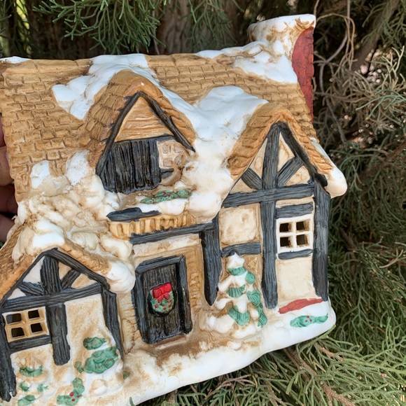 Vintage Christmas Cottage - Picture 3 of 14
